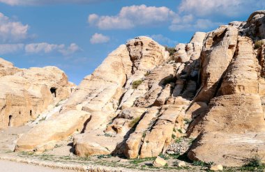 Ürdün 'ün eski Petra kentinin kalıntıları güneşli bir günde. Petra taştan yapılmış önemli bir arkeolojik alan..