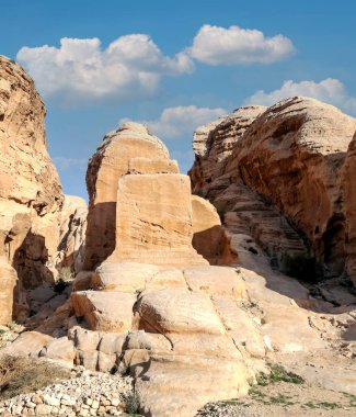 Ürdün 'ün eski Petra kentinin kalıntıları güneşli bir günde. Petra taştan yapılmış önemli bir arkeolojik alan..