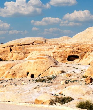 Ürdün 'ün eski Petra kentinin kalıntıları güneşli bir günde. Petra taştan yapılmış önemli bir arkeolojik bölge..