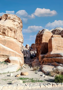 Ürdün 'ün eski Petra kentinin kalıntıları güneşli bir günde. Petra taştan yapılmış önemli bir arkeolojik bölge..