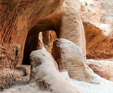Ürdün 'ün eski Petra kentinin kalıntıları güneşli bir günde. Petra taştan yapılmış önemli bir arkeolojik bölge..