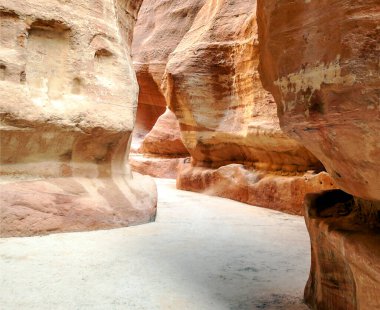 Ürdün 'ün eski Petra kentinin kalıntıları güneşli bir günde. Petra taştan yapılmış önemli bir arkeolojik bölge..