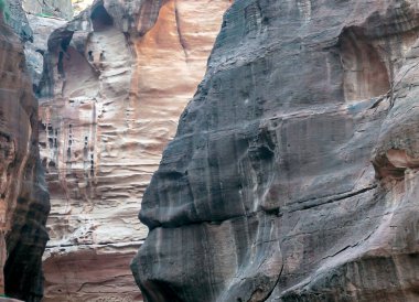 Ürdün 'ün eski Petra kentinin kalıntıları güneşli bir günde. Petra taştan yapılmış önemli bir arkeolojik bölge..