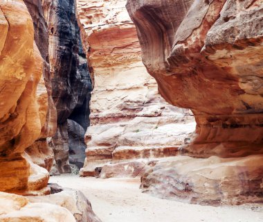 Ürdün 'ün eski Petra kentinin kalıntıları güneşli bir günde. Petra taştan yapılmış önemli bir arkeolojik bölge..