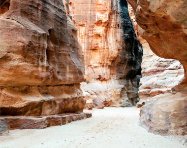 Ürdün 'ün eski Petra kentinin kalıntıları güneşli bir günde. Petra taştan yapılmış önemli bir arkeolojik bölge..