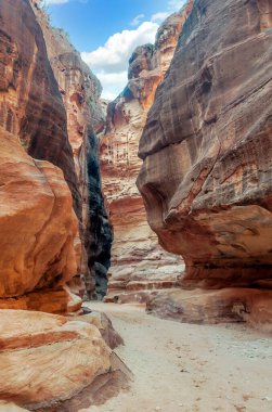 Ürdün 'ün eski Petra kentinin kalıntıları güneşli bir günde. Petra taştan yapılmış önemli bir arkeolojik bölge..