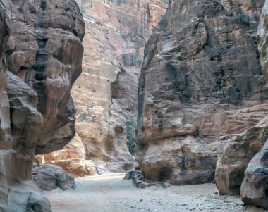 Ürdün 'ün eski Petra kentinin kalıntıları güneşli bir günde. Petra taştan yapılmış önemli bir arkeolojik bölge..