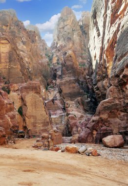 Ürdün 'ün eski Petra kentinin kalıntıları güneşli bir günde. Petra taştan yapılmış önemli bir arkeolojik bölge..