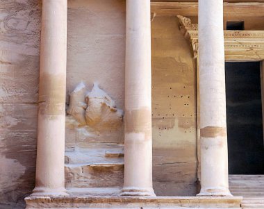 Ürdün 'ün eski Petra kentinin kalıntıları güneşli bir günde. Petra taştan yapılmış önemli bir arkeolojik bölge..