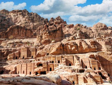 Ürdün 'ün eski Petra kentinin kalıntıları güneşli bir günde. Petra taştan yapılmış önemli bir arkeolojik bölge..