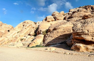 Ürdün 'ün eski Petra kentinin kalıntıları güneşli bir günde. Petra taştan yapılmış önemli bir arkeolojik alan..