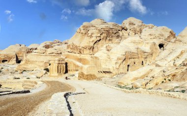 Ürdün 'ün eski Petra kentinin kalıntıları güneşli bir günde. Petra taştan yapılmış önemli bir arkeolojik bölge..