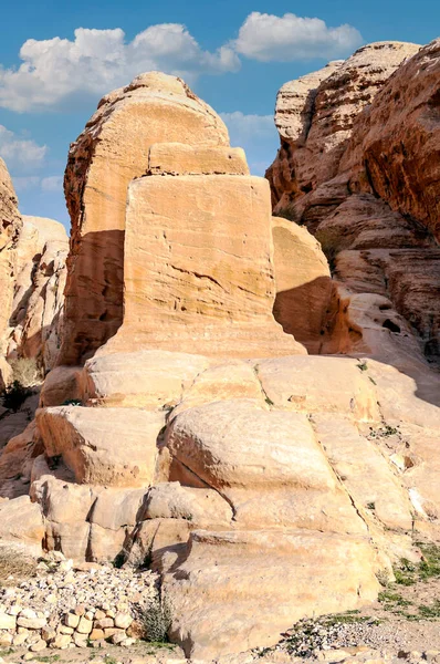 晴れた日にヨルダンのペトラの古代都市の遺跡 ペトラは石で建てられた重要な遺跡ですが — ストック写真