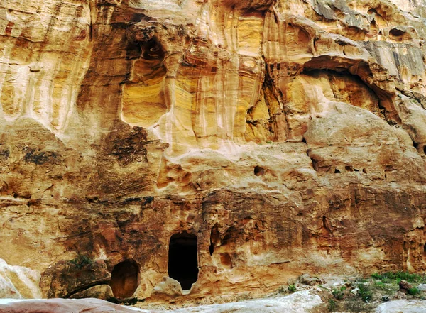 晴れた日にヨルダンのペトラの古代都市の遺跡 ペトラは石で建てられた重要な遺跡です — ストック写真