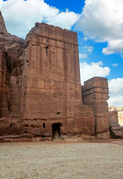 晴れた日にヨルダンのペトラの古代都市の遺跡 ペトラは石で建てられた重要な遺跡です — ストック写真