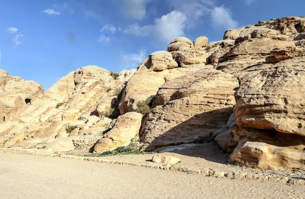 晴れた日にヨルダンのペトラの古代都市の遺跡 ペトラは石で建てられた重要な遺跡ですが — ストック写真