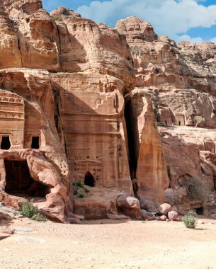 Ürdün 'ün eski Petra kentinin kalıntıları güneşli bir günde. Petra taştan yapılmış önemli bir arkeolojik bölge..