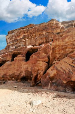 Ürdün 'ün eski Petra kentinin kalıntıları güneşli bir günde. Petra taştan yapılmış önemli bir arkeolojik bölge..