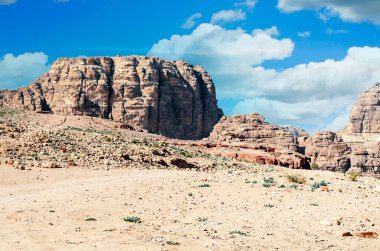 Ürdün 'ün eski Petra kentinin kalıntıları güneşli bir günde. Petra taştan yapılmış önemli bir arkeolojik bölge..