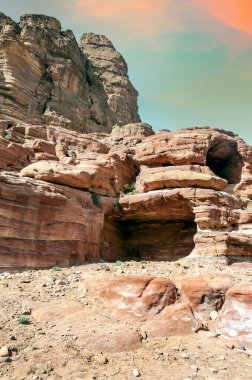 Ürdün 'ün eski Petra kentinin kalıntıları güneşli bir günde. Petra taştan yapılmış önemli bir arkeolojik bölge..