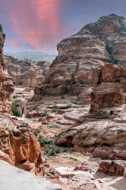 Ürdün 'ün eski Petra kentinin kalıntıları güneşli bir günde. Petra taştan yapılmış önemli bir arkeolojik bölge..