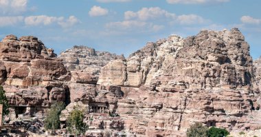 Ürdün 'ün eski Petra kentinin kalıntıları güneşli bir günde. Petra taştan yapılmış önemli bir arkeolojik bölge..
