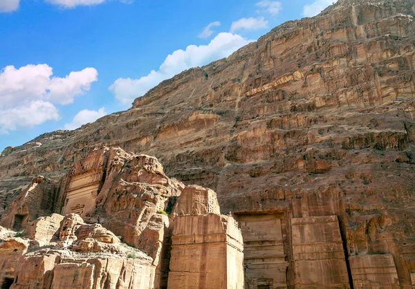 晴れた日にヨルダンのペトラの古代都市の遺跡 ペトラは石で建てられた重要な遺跡です — ストック写真