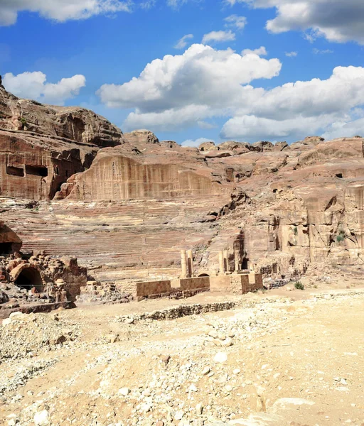 晴れた日にヨルダンのペトラの古代都市の遺跡 ペトラは石で建てられた重要な遺跡です — ストック写真