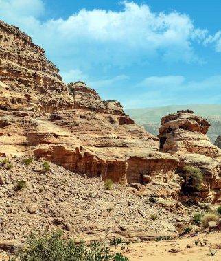 Ürdün 'ün eski Petra kentinin kalıntıları güneşli bir günde. Petra taştan yapılmış önemli bir arkeolojik bölge..