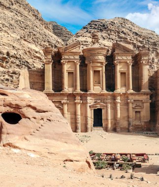 Ürdün 'ün eski Petra kentinin kalıntıları güneşli bir günde. Petra taştan yapılmış önemli bir arkeolojik bölge..