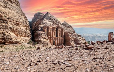 Ürdün 'ün eski Petra kentinin kalıntıları güneşli bir günde. Petra taştan yapılmış önemli bir arkeolojik bölge..