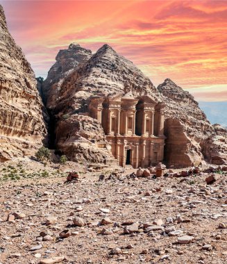 Ürdün 'ün eski Petra kentinin kalıntıları güneşli bir günde. Petra taştan yapılmış önemli bir arkeolojik bölge..