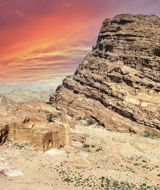 Ürdün 'ün eski Petra kentinin kalıntıları güneşli bir günde. Petra taştan yapılmış önemli bir arkeolojik bölge..