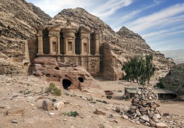 Ürdün 'ün eski Petra kentinin kalıntıları güneşli bir günde. Petra taştan yapılmış önemli bir arkeolojik bölge..