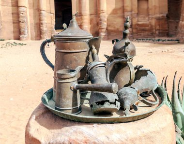 Ürdün 'ün Petra şehrinde güneşli bir günde çaydanlıklar-