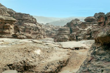 Ürdün 'ün eski Petra kentinin kalıntıları güneşli bir günde. Petra taştan yapılmış önemli bir arkeolojik bölge..