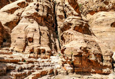 Ürdün 'ün eski Petra kentinin kalıntıları güneşli bir günde. Petra taştan yapılmış önemli bir arkeolojik bölge..