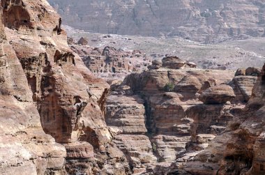Ürdün 'ün eski Petra kentinin kalıntıları güneşli bir günde. Petra taştan yapılmış önemli bir arkeolojik bölge..