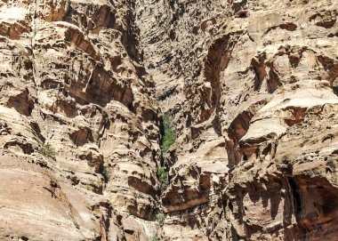 Ürdün 'ün eski Petra kentinin kalıntıları güneşli bir günde. Petra taştan yapılmış önemli bir arkeolojik bölge..