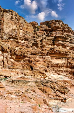 Ürdün 'ün eski Petra kentinin kalıntıları güneşli bir günde. Petra taştan yapılmış önemli bir arkeolojik bölge..