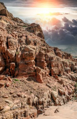 Ürdün 'ün eski Petra kentinin kalıntıları güneşli bir günde. Petra taştan yapılmış önemli bir arkeolojik bölge..