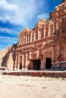 Ürdün 'ün eski Petra kentinin kalıntıları güneşli bir günde. Petra taştan yapılmış önemli bir arkeolojik bölge..