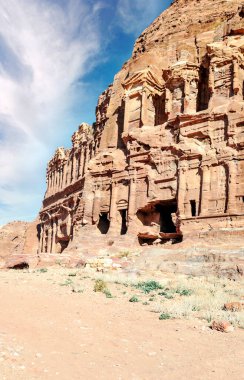 Ürdün 'ün eski Petra kentinin kalıntıları güneşli bir günde. Petra taştan yapılmış önemli bir arkeolojik bölge..