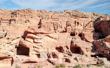Ürdün 'ün eski Petra kentinin kalıntıları güneşli bir günde. Petra taştan yapılmış önemli bir arkeolojik bölge..