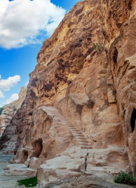 Ürdün 'ün eski Petra kentinin kalıntıları güneşli bir günde. Petra taştan yapılmış önemli bir arkeolojik bölge..