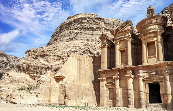 晴れた日にヨルダンのペトラの古代都市の遺跡 ペトラは石で建てられた重要な遺跡です — ストック写真