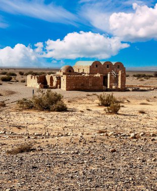 Yıkık kalede içinde çöl, Wadi Rum Ürdün'de güneşli bir günde.