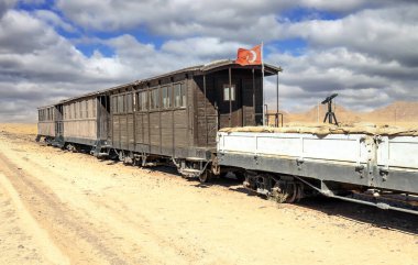 Ürdün 'deki Wadi Rum çölünde dramatik bir gökyüzü tarafından vagonlar.