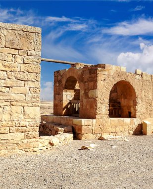 Ürdün 'deki Wadi Rum çölündeki harabe şato dramatik bir gökyüzünde.