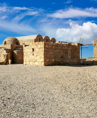 Ürdün 'deki Wadi Rum çölündeki harabe şato dramatik bir gökyüzünde.